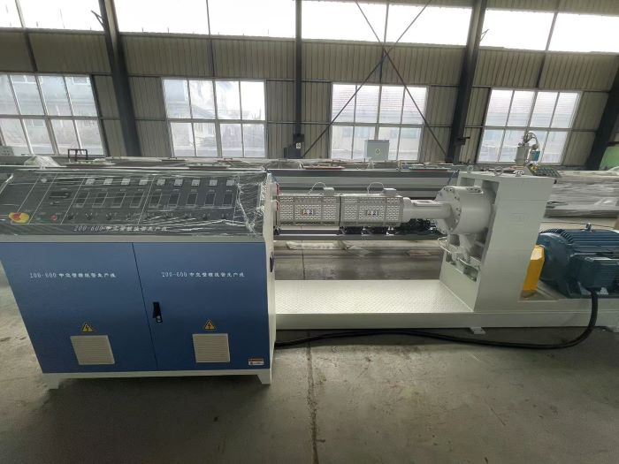新しい中空壁包装パイプの生産は現在進行中です